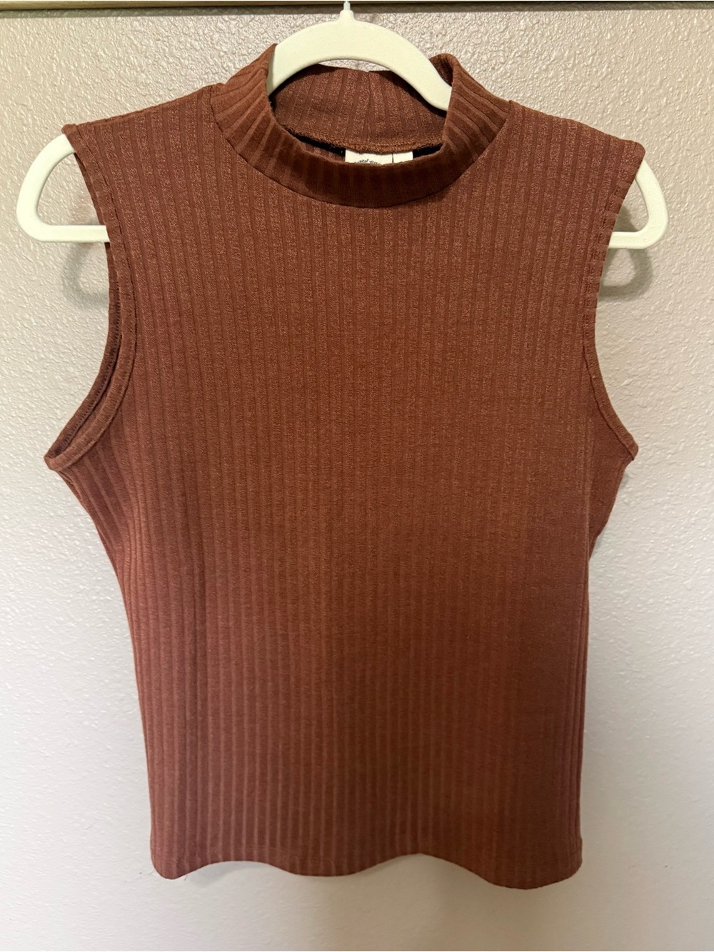 Sleeveless Ribbed Mock Neck Top - Brown - size medium
